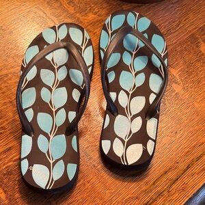 Garnet Hill Leaf Pattern Rafters Flip Flops 7 1/2